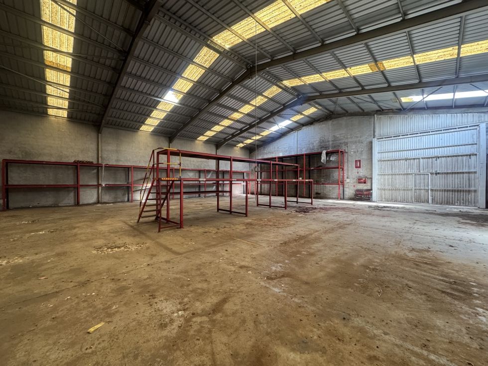Fotografa de Venta 3 naves y 6000m2 de solar asfaltado y vallado.