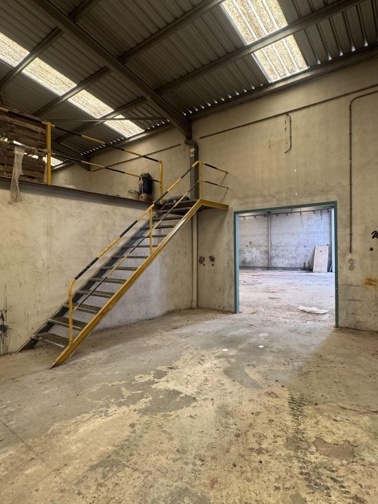 Fotografa de Venta 3 naves y 6000m2 de solar asfaltado y vallado.