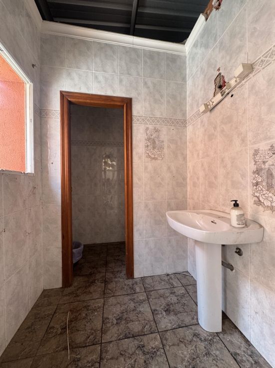 Fotografa de Venta 3 naves y 6000m2 de solar asfaltado y vallado.