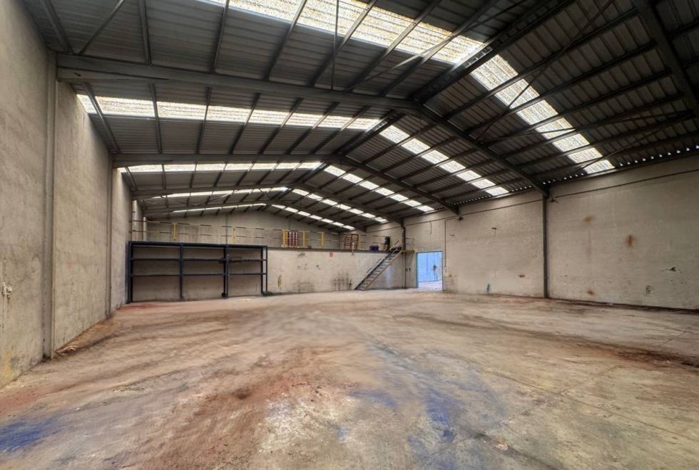 Fotografa de 3 naves industriales de 1.500m2 y 126.000m2 de terreno industrial.