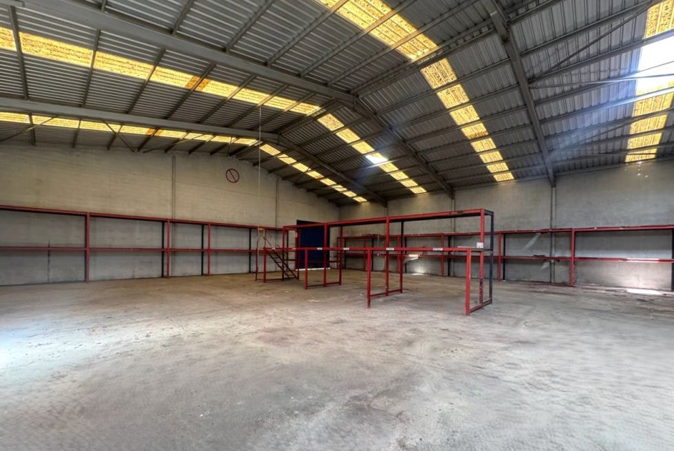 Fotograf�a de 3 naves industriales de 1.500m2 y 126.000m2 de terreno industrial.