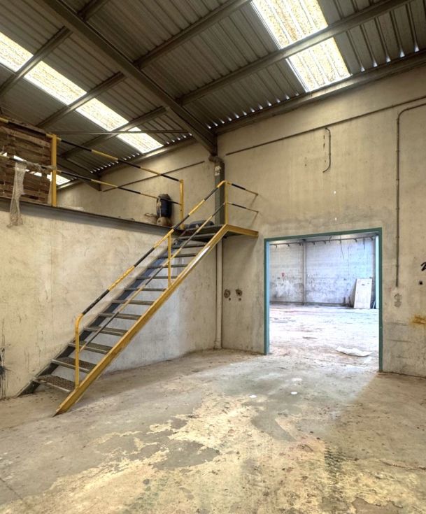 Fotografa de 3 naves industriales de 1.500m2 y 126.000m2 de terreno industrial.