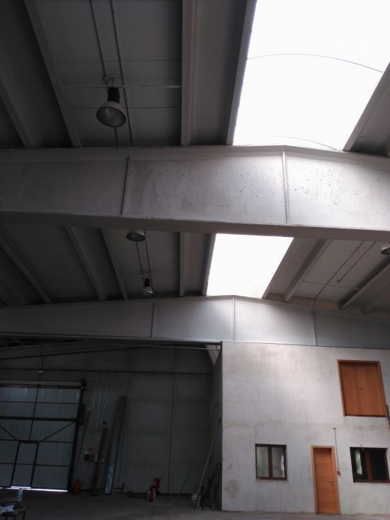 Fotograf�a de Nave con Oficinas y Patio